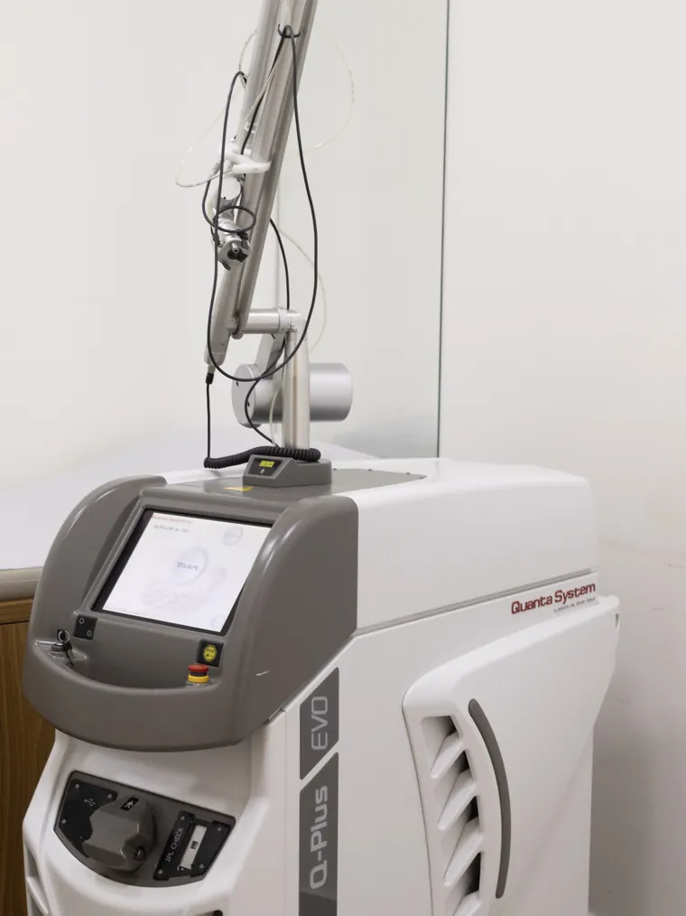 Laser Q-Plus da Quanta System na sala de procedimentos