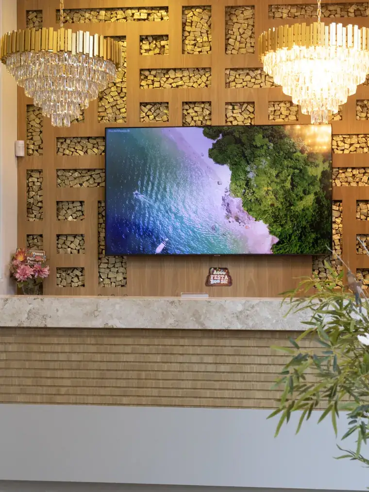 Recepção da RYO Spa com parede dourada e lustres