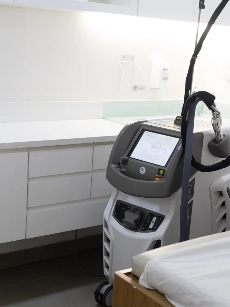 Sala de atendimento da RYO Spa com o Laser Light EVO